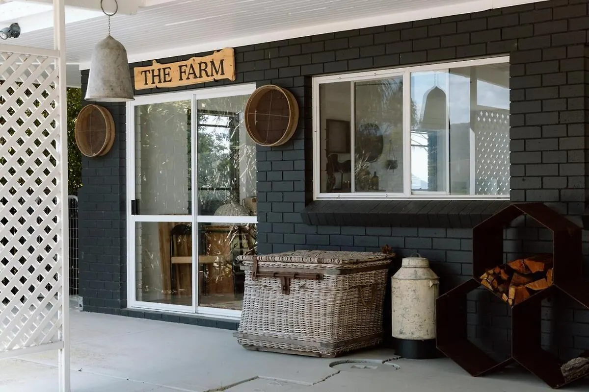Dom wakacyjny Luxe Farmstay, Main House And Brand New Tiny Home, Animals And Views! Obi Obi